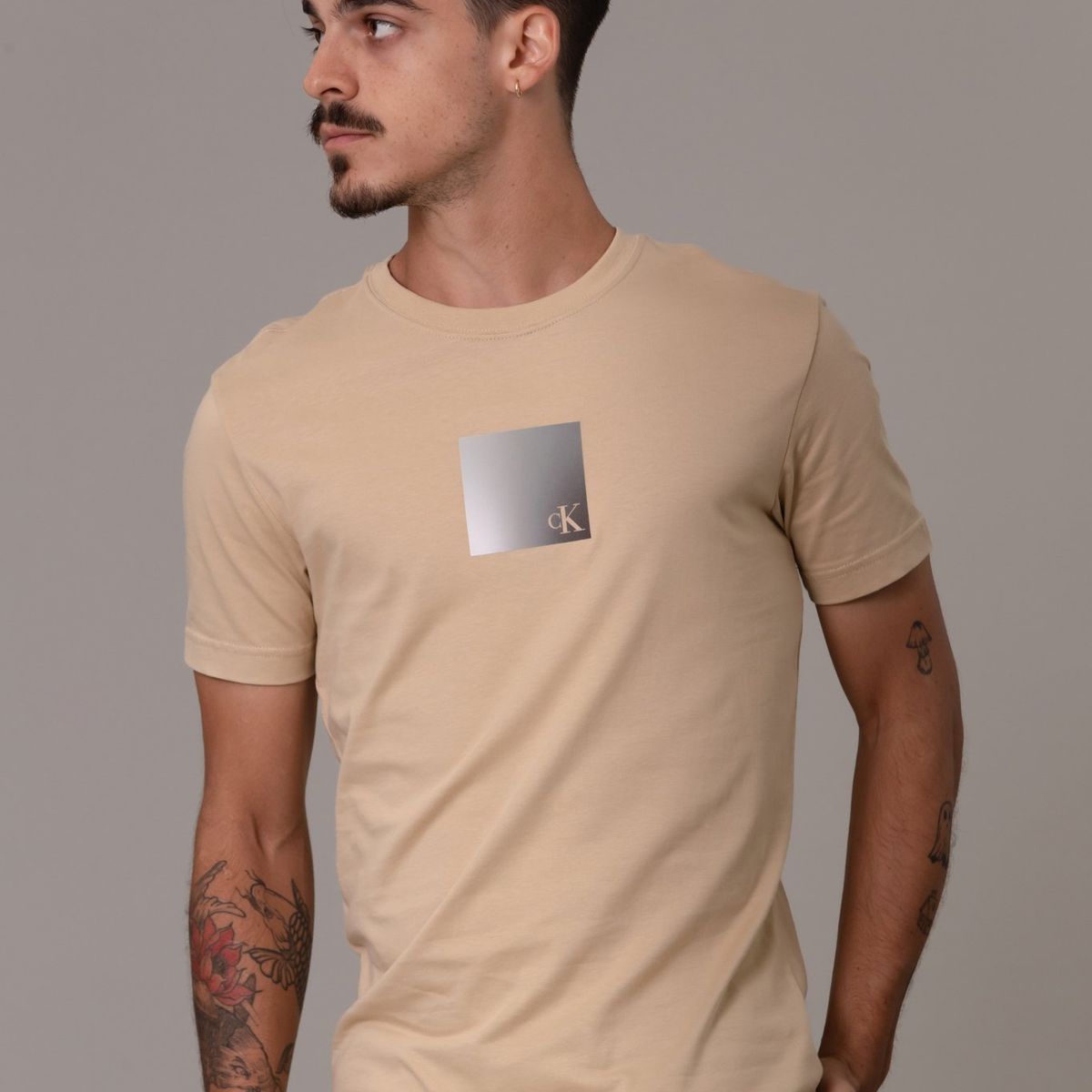 CALVIN KLEIN - Polera Metallic Box Beige Calvin Klein