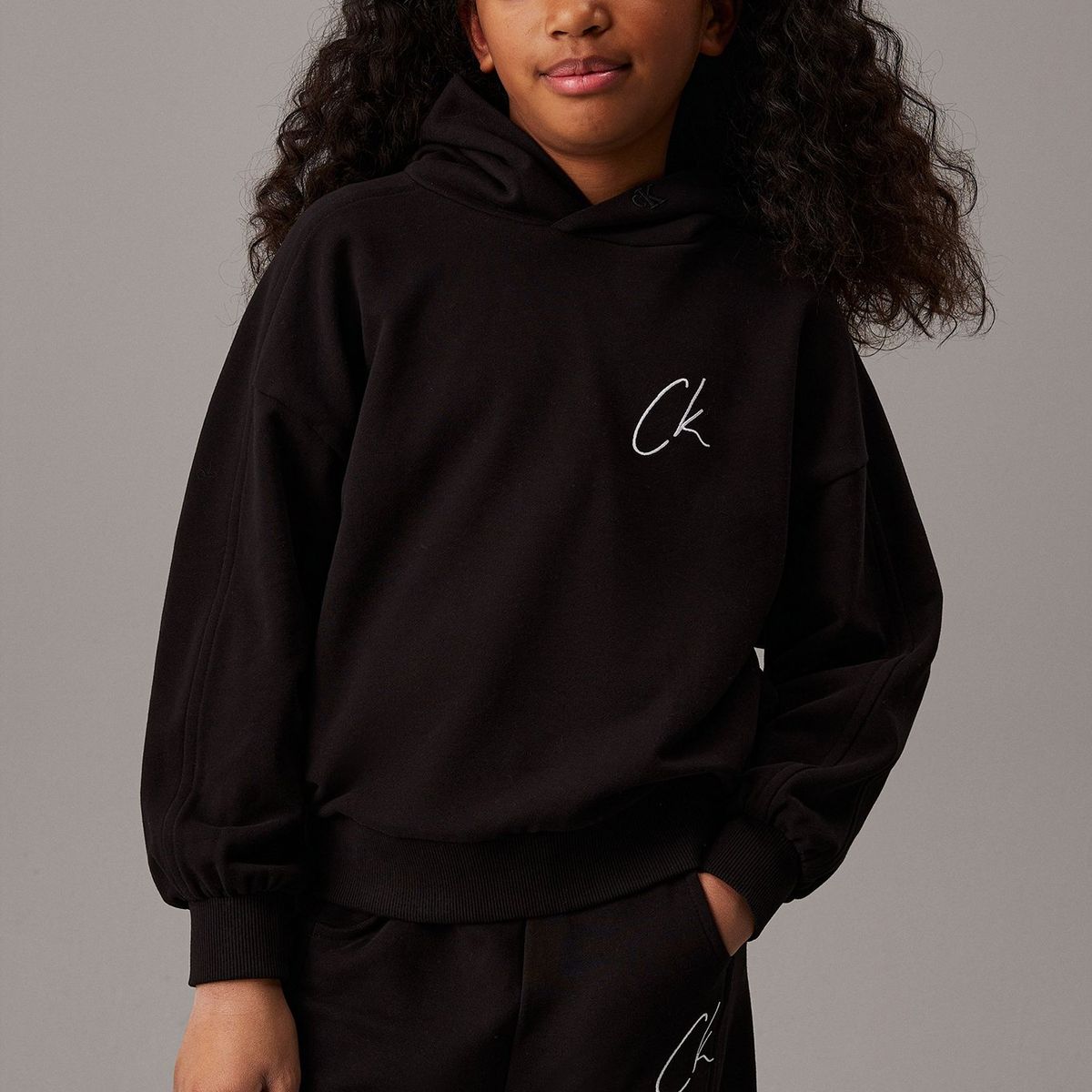 CALVIN KLEIN - Polerón Niña Signage Comfort Negro Calvin Klein