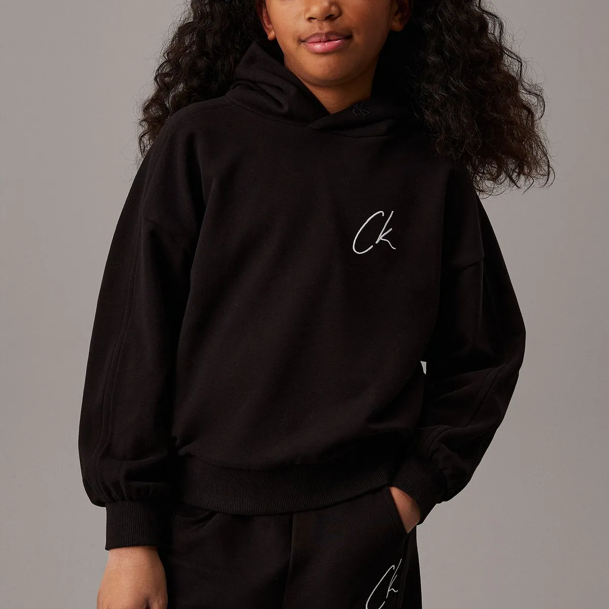 CALVIN KLEIN - Polerón Niña Signage Comfort Negro Calvin Klein