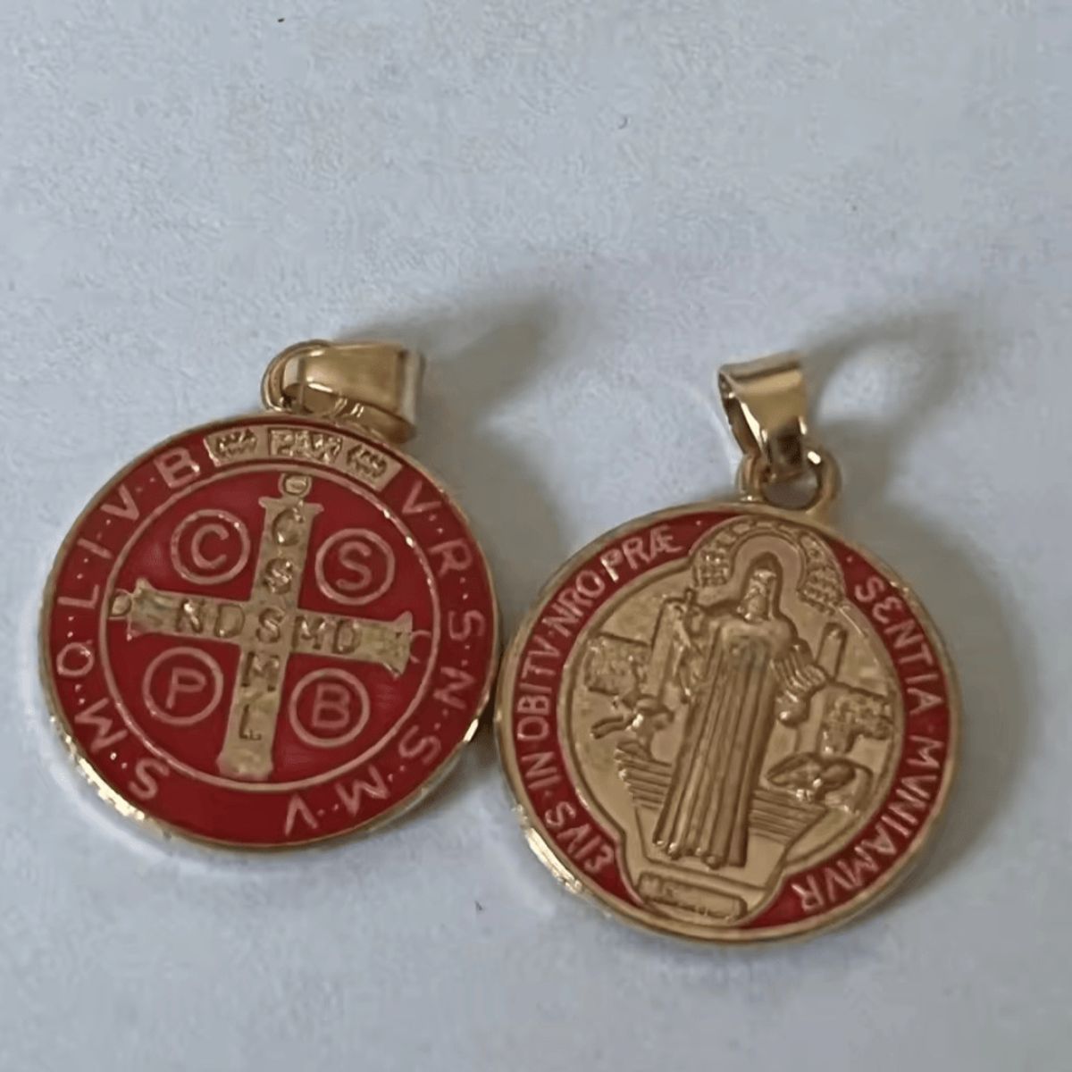 GENERICO - Collar + Medalla San Benito enchape oro modelo Rojo