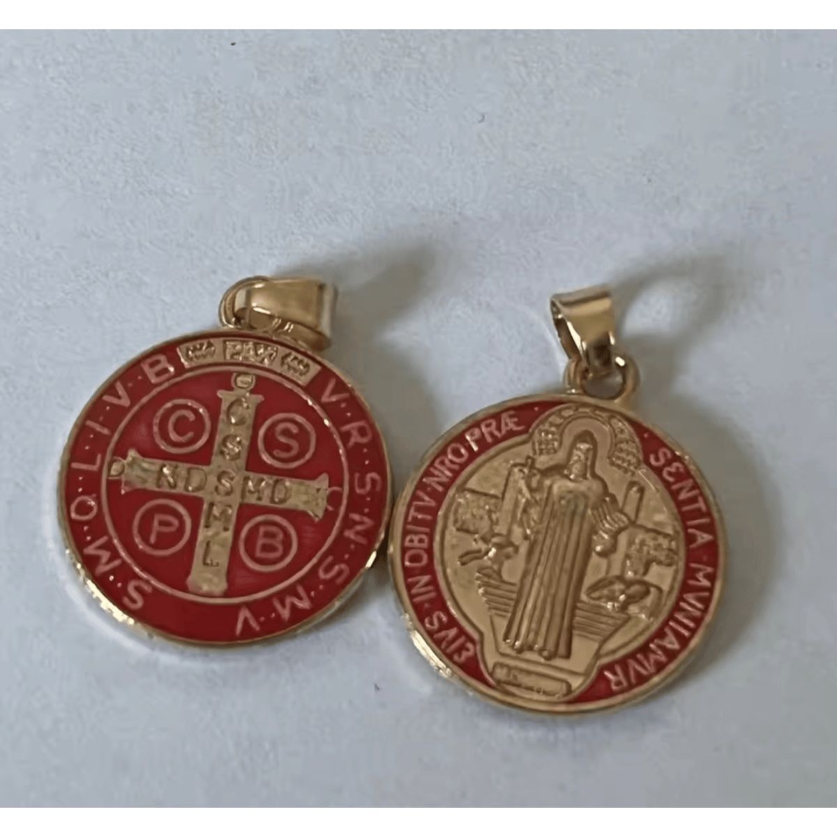 GENERICO - Collar + Medalla San Benito enchape oro modelo Rojo