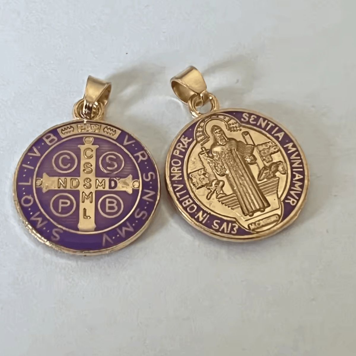 GENERICO - Collar + Medalla San Benito enchape oro modelo morado