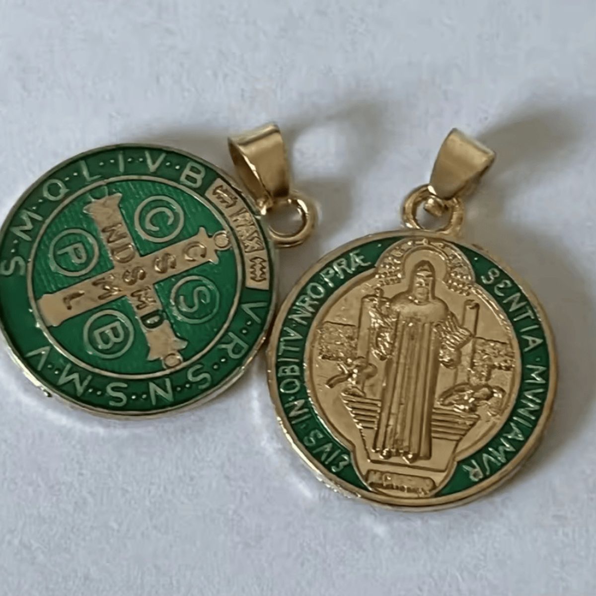 GENERICO - Collar + Medalla San Benito enchape oro modelo verde