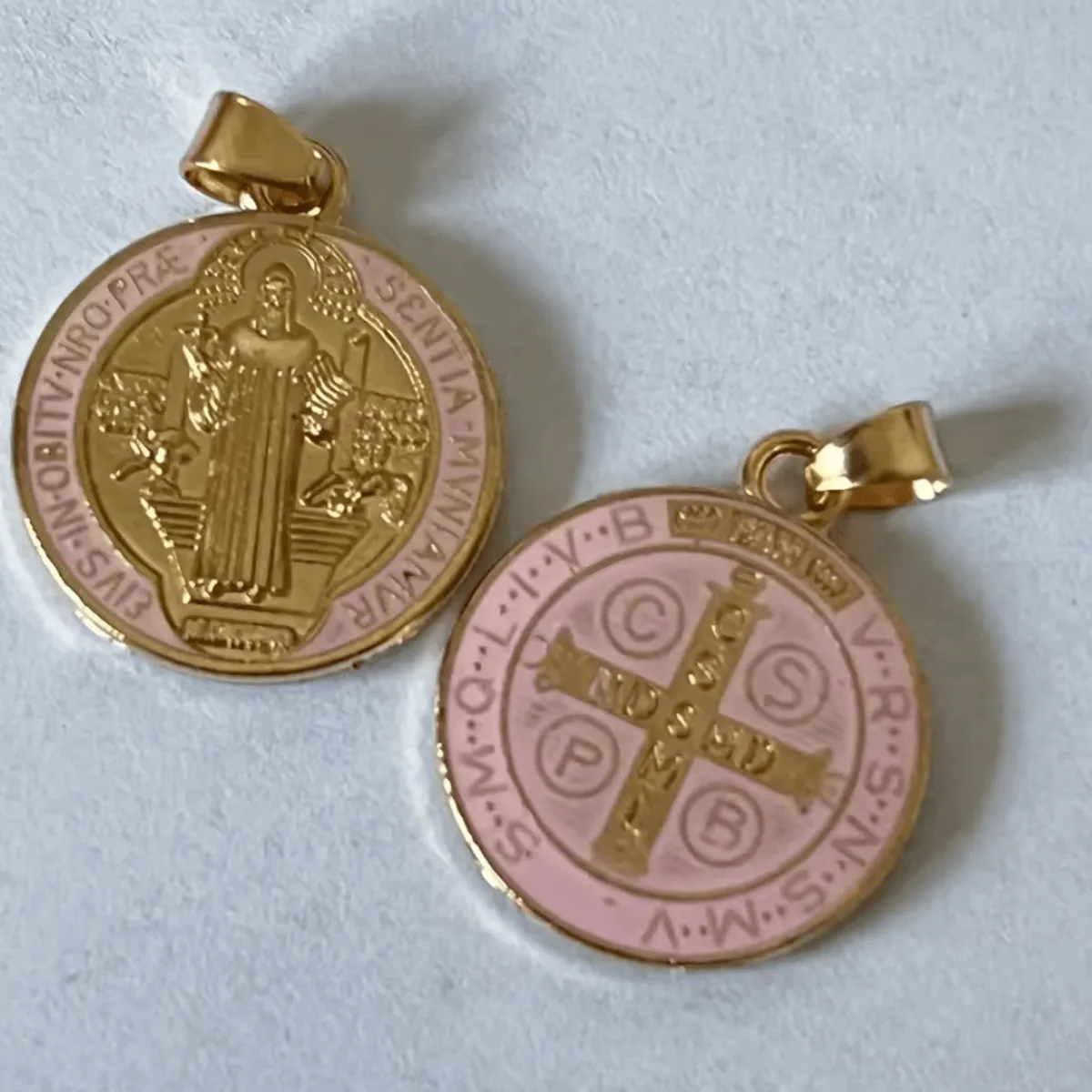 GENERICO - Collar + Medalla San Benito enchape oro modelo Rosado
