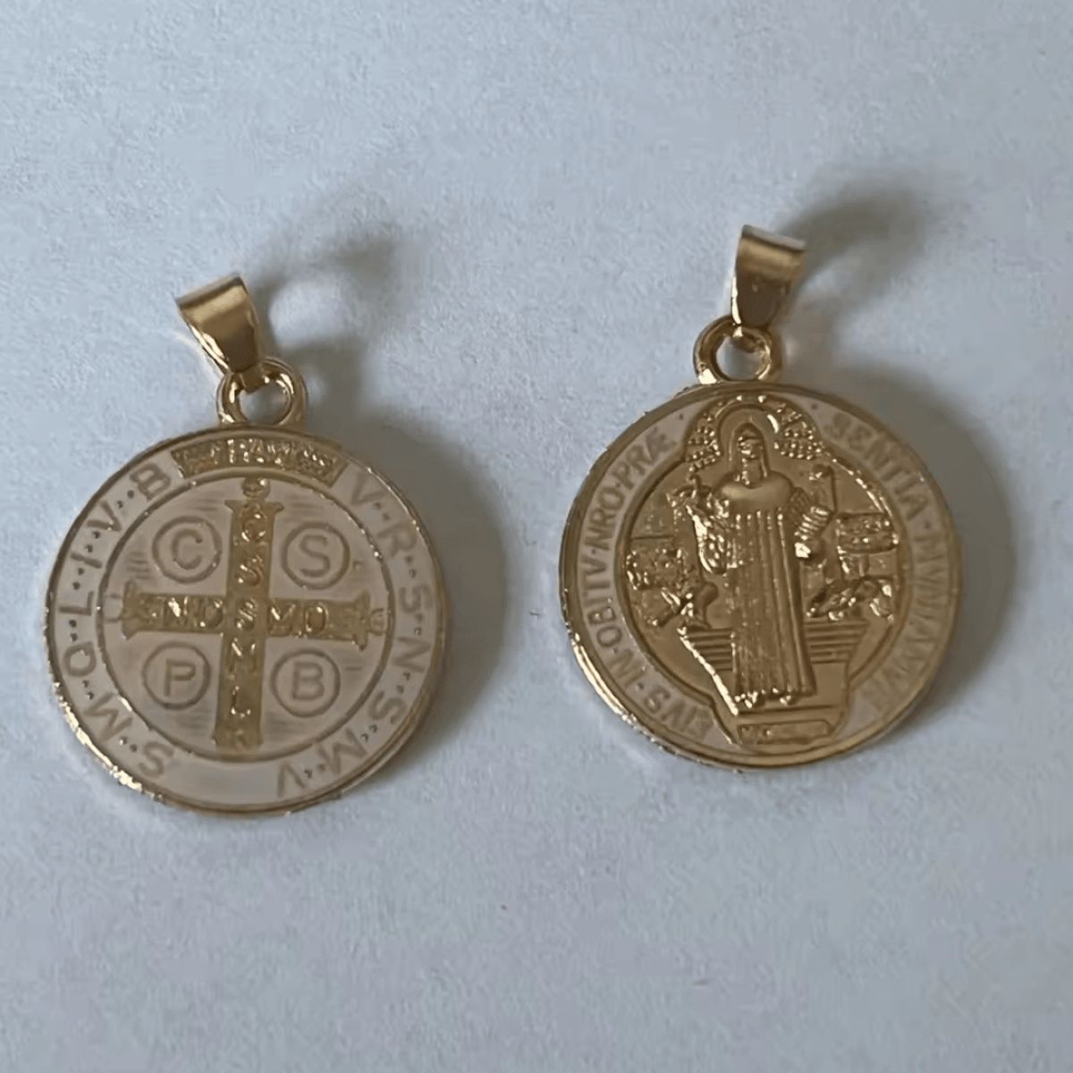 GENERICO - Collar + Medalla San Benito enchape oro modelo Blanco