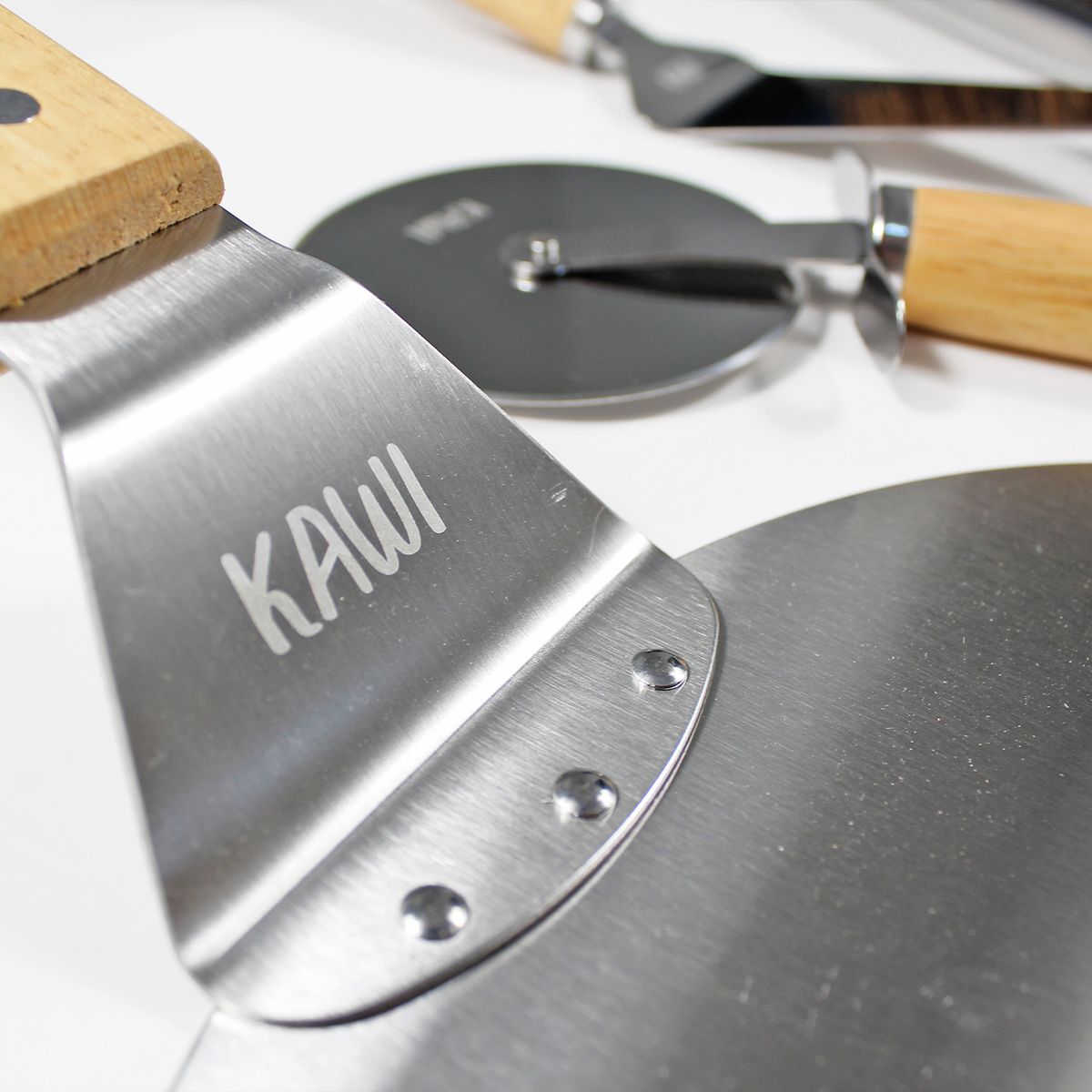 KAWI - Set 4 Piezas Para Pizza Acero Inox Madera Pizzaiolo De Kawi®