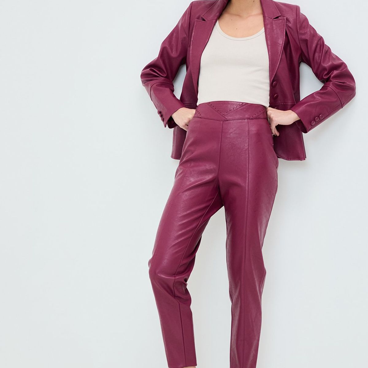IO - Pantalon Burdeo Mujer Io