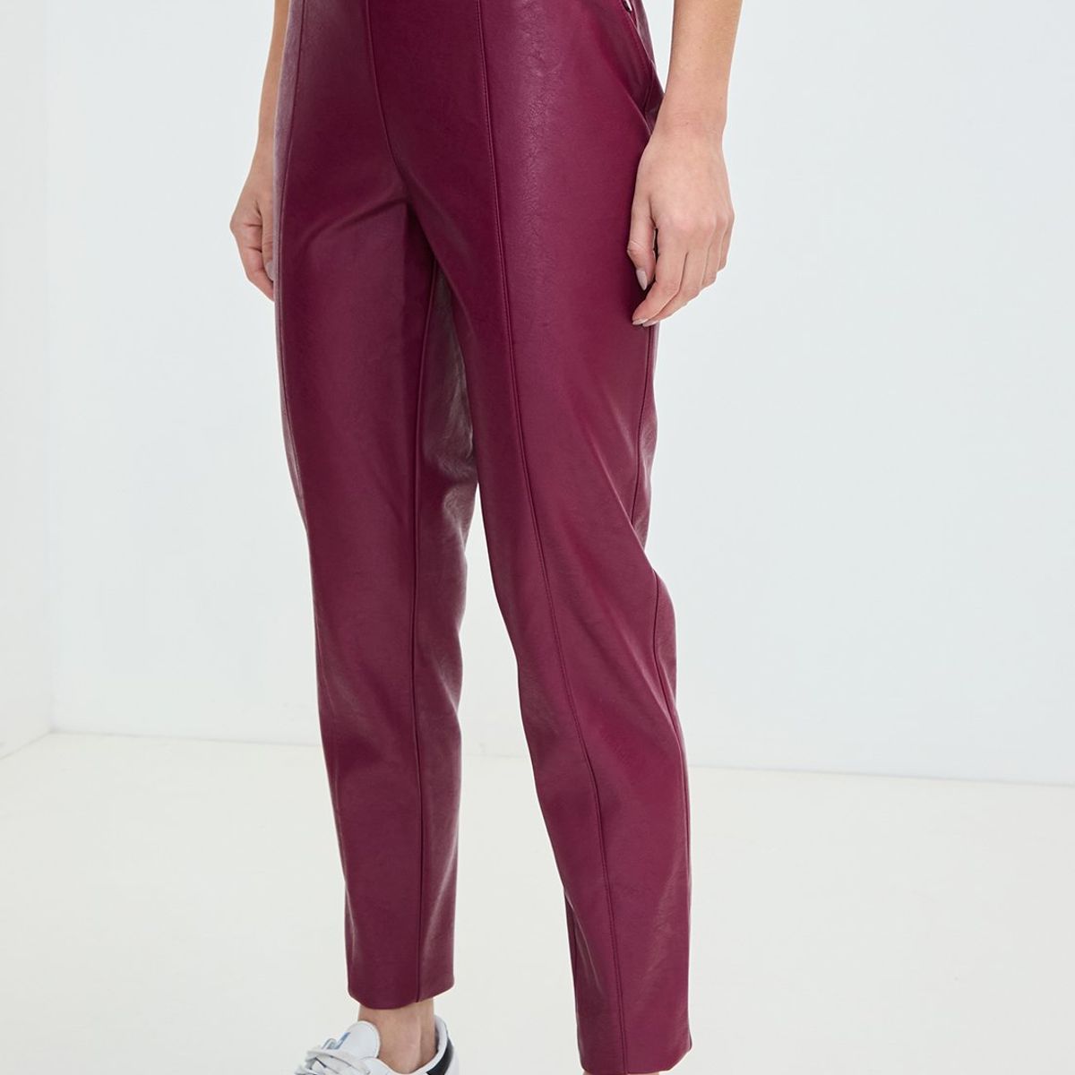 IO - Pantalon Burdeo Mujer Io