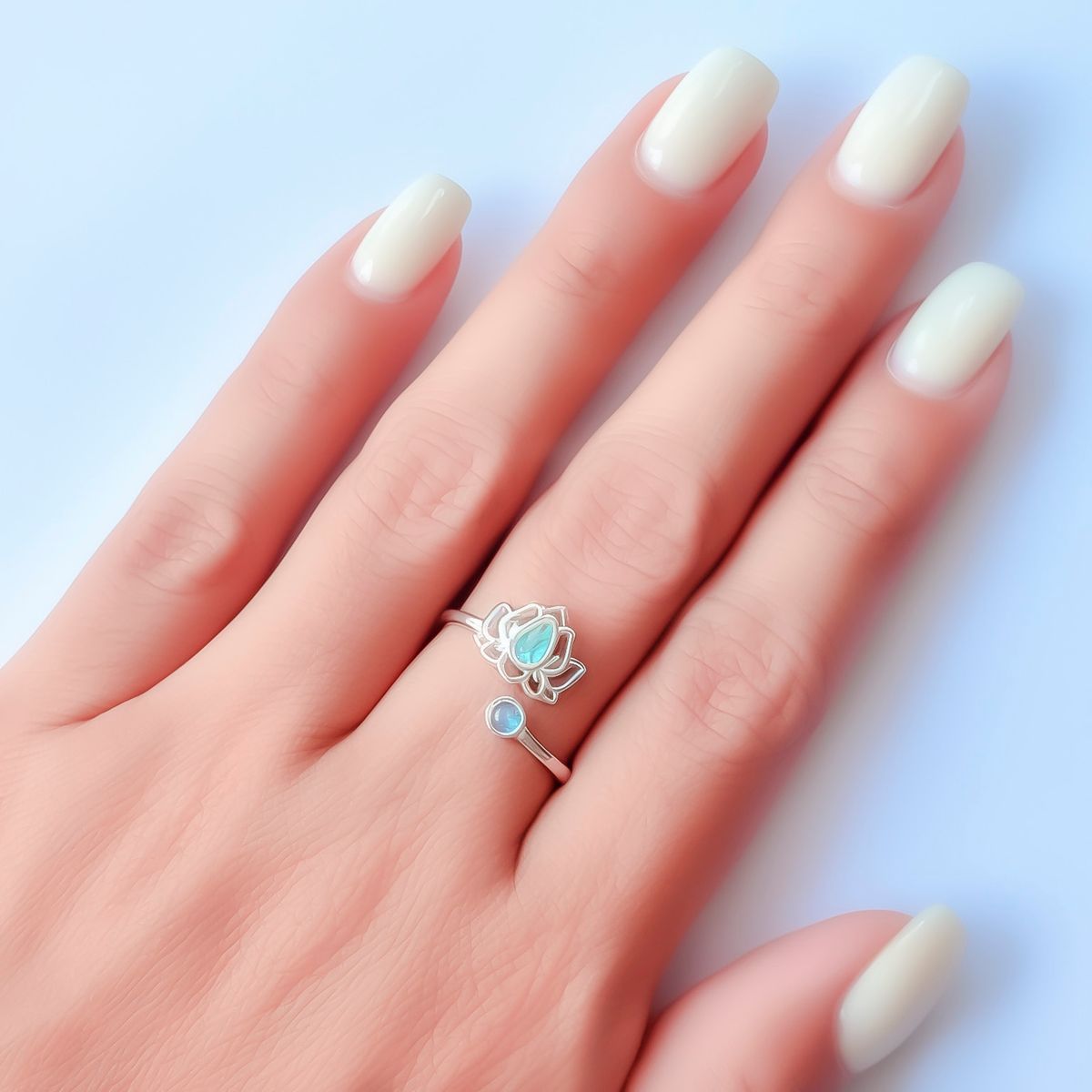 ANDREA COGGIOLA JOYAS - Anillo Flor De Loto Cristal Tornasol Plata Fina Adaptable