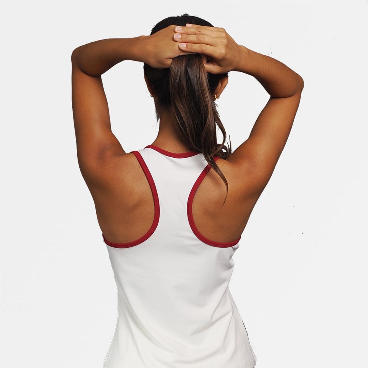 OPHIRA - Polera deportiva Capri blanca ribete burdeo Ophira