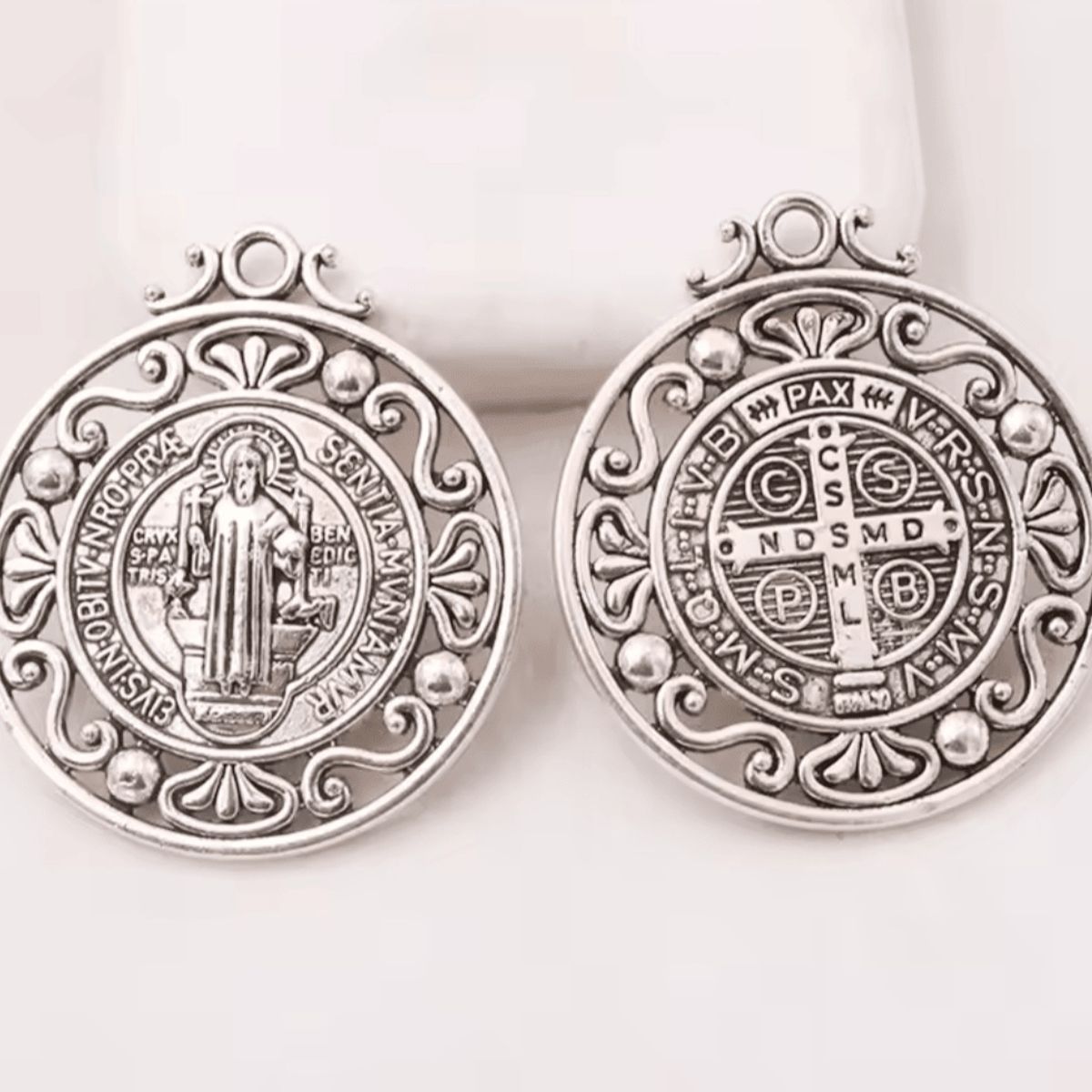 GENERICO - Collar plateado San Benito calado y medalla