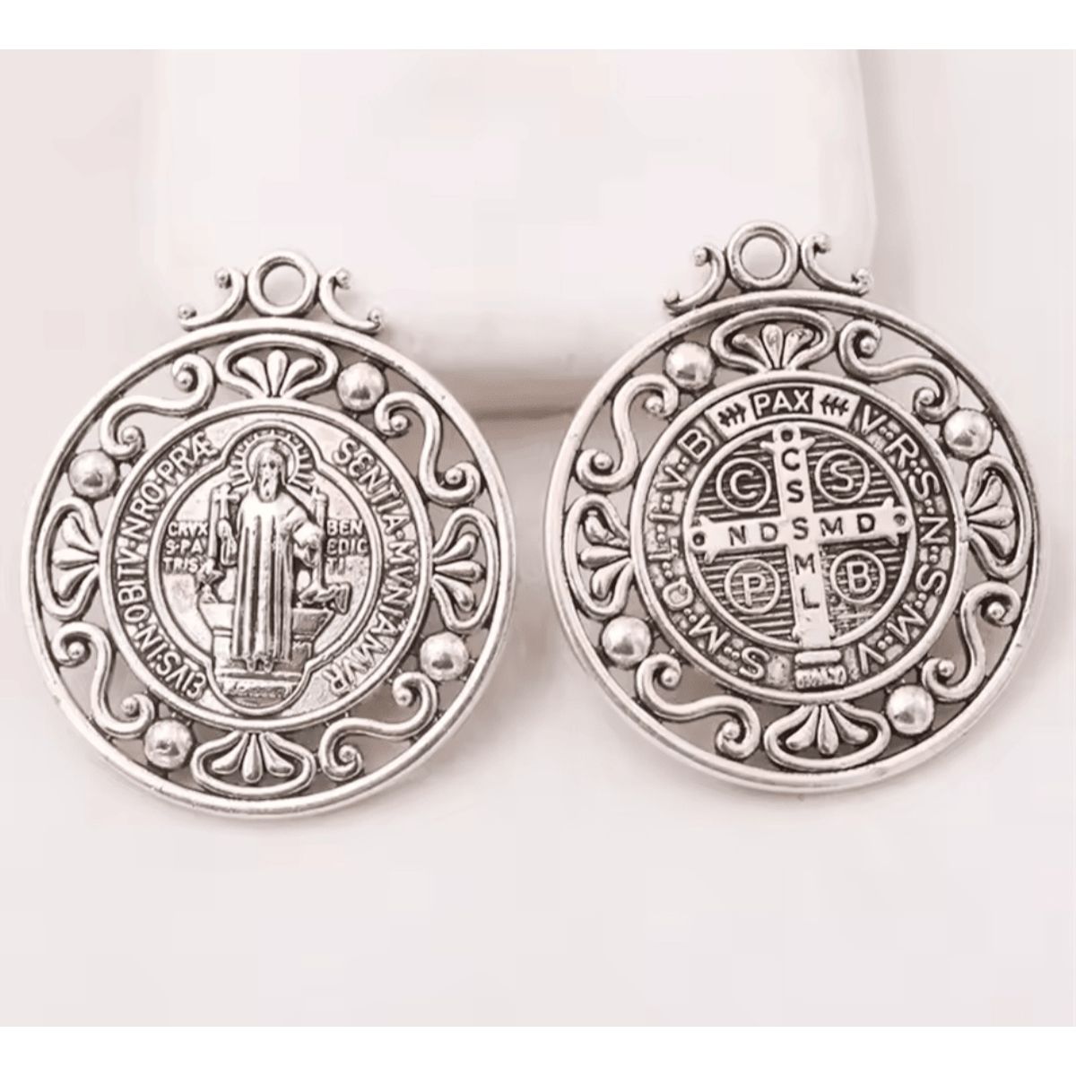 GENERICO - Collar plateado San Benito calado y medalla