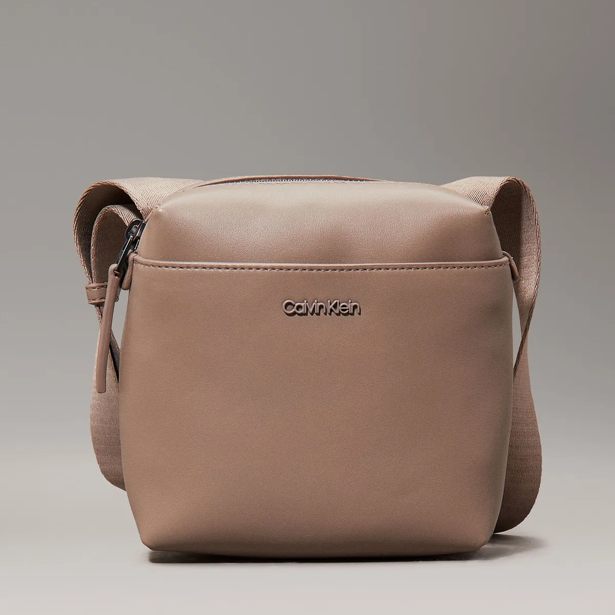 CALVIN KLEIN - Bolso Reporter Essential Cube Beige Calvin Klein
