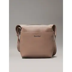 CALVIN KLEIN - Bolso Reporter Essential Cube Beige