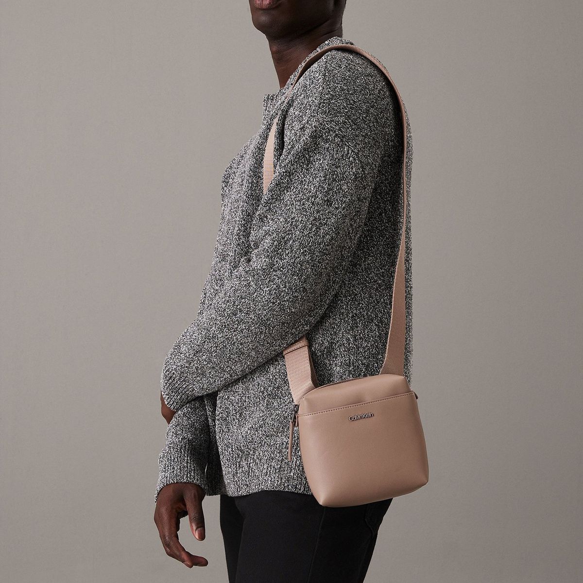 CALVIN KLEIN - Bolso Reporter Essential Cube Beige Calvin Klein