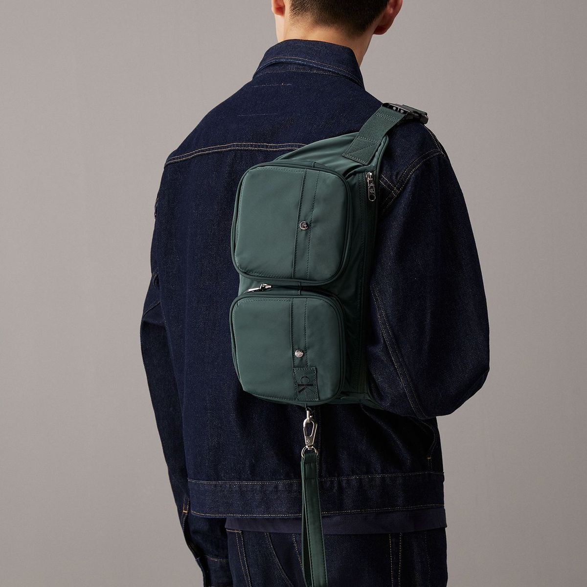 CALVIN KLEIN - Banano Plegable Messenger Sling30 Verde Calvin Klein