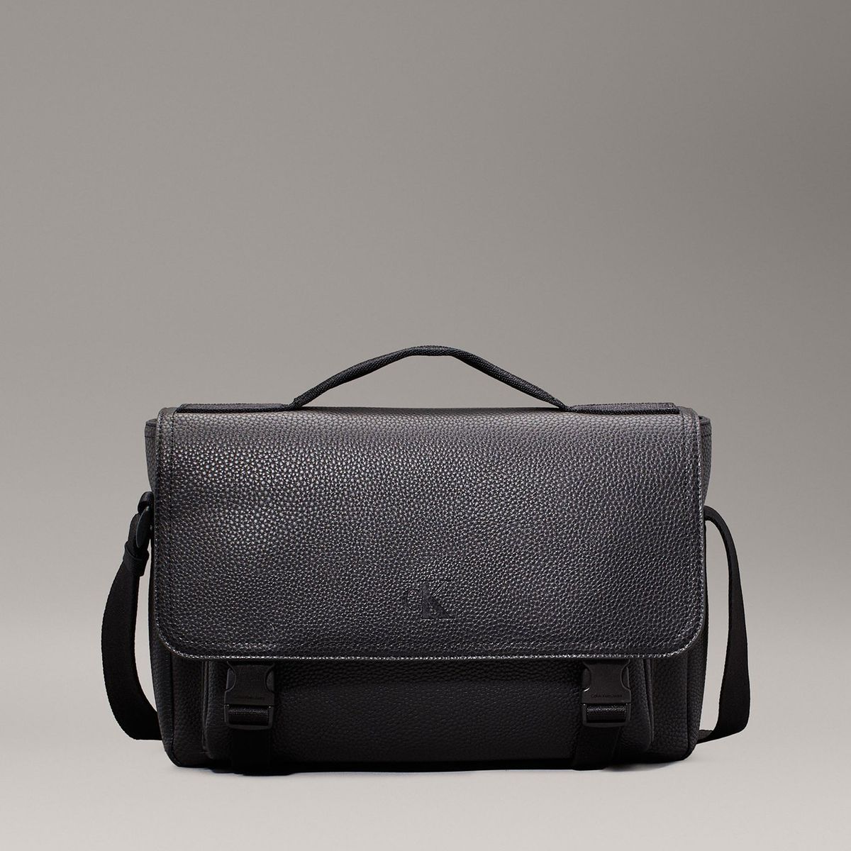 CALVIN KLEIN - Bolso Reporter Over Webbing Negro Calvin Klein