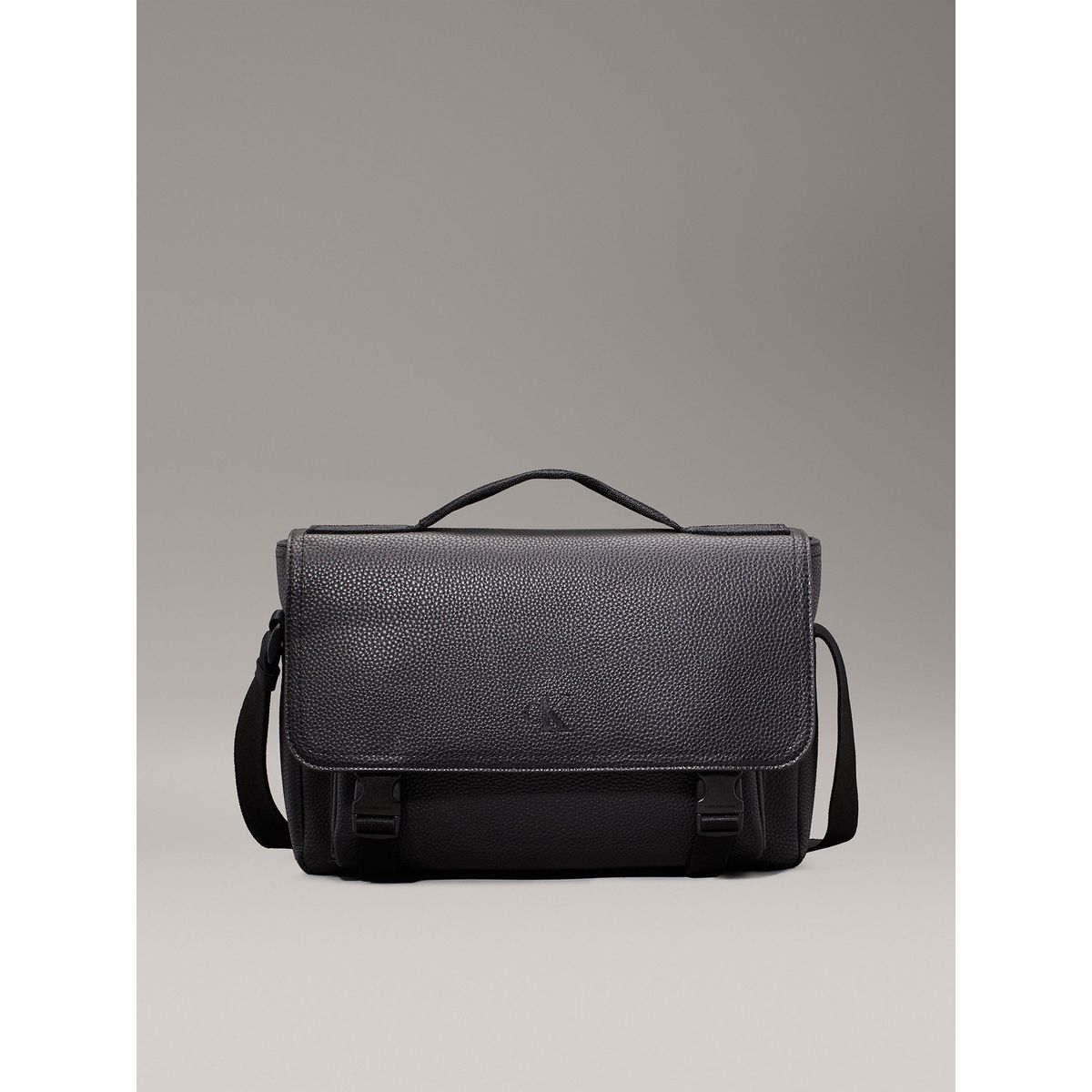 CALVIN KLEIN - Bolso Reporter Over Webbing Negro Calvin Klein
