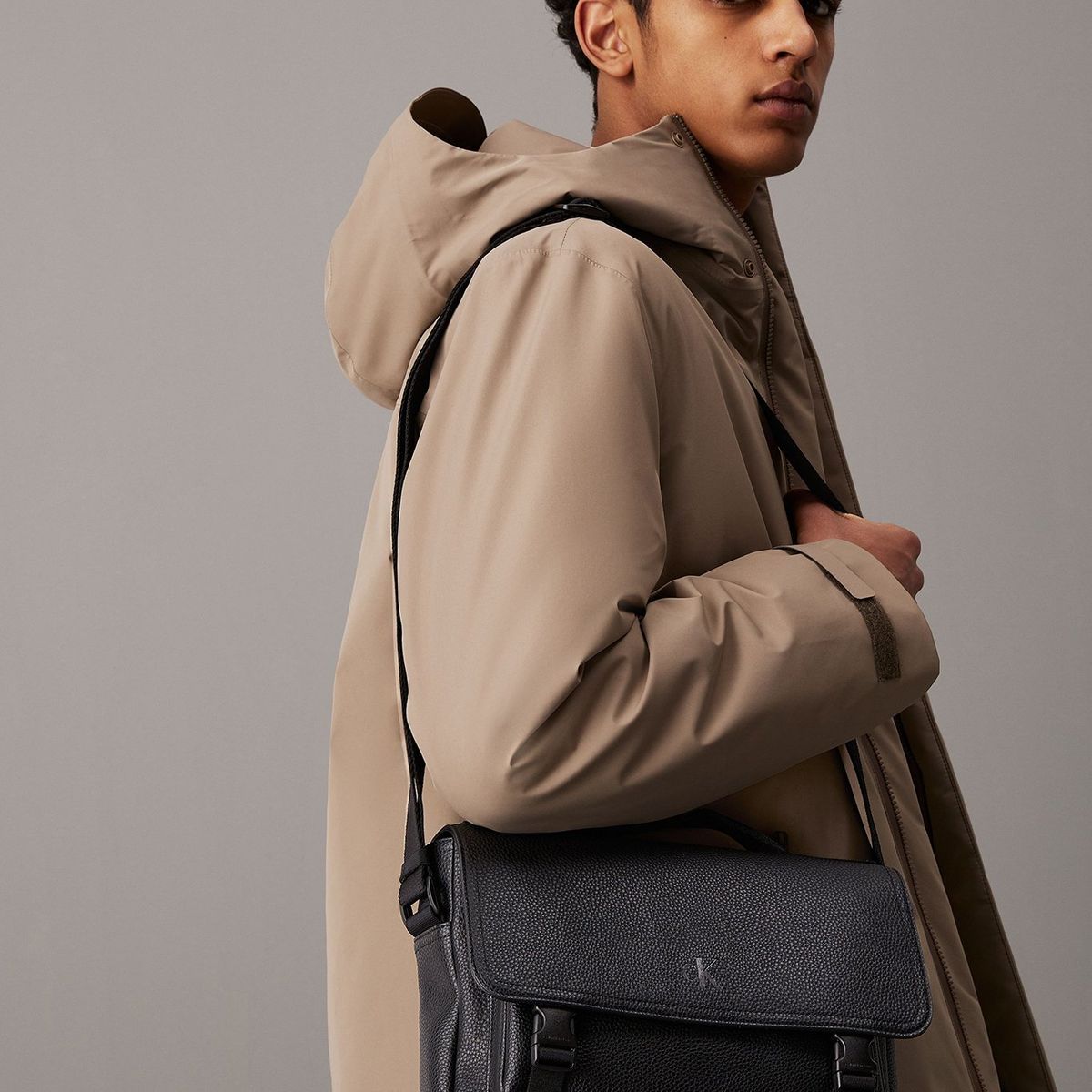 CALVIN KLEIN - Bolso Reporter Over Webbing Negro Calvin Klein