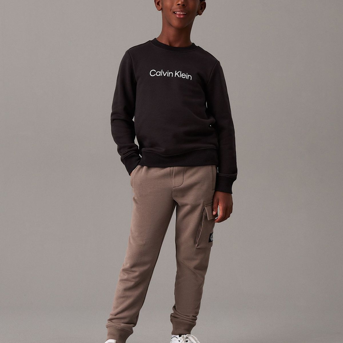 CALVIN KLEIN - Jogger Niño Badge Relaxed Marrón Calvin Klein
