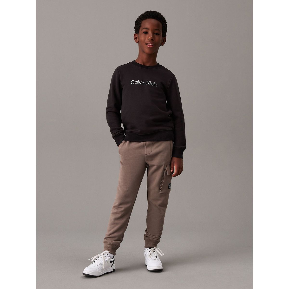 CALVIN KLEIN - Jogger Niño Badge Relaxed Marrón Calvin Klein
