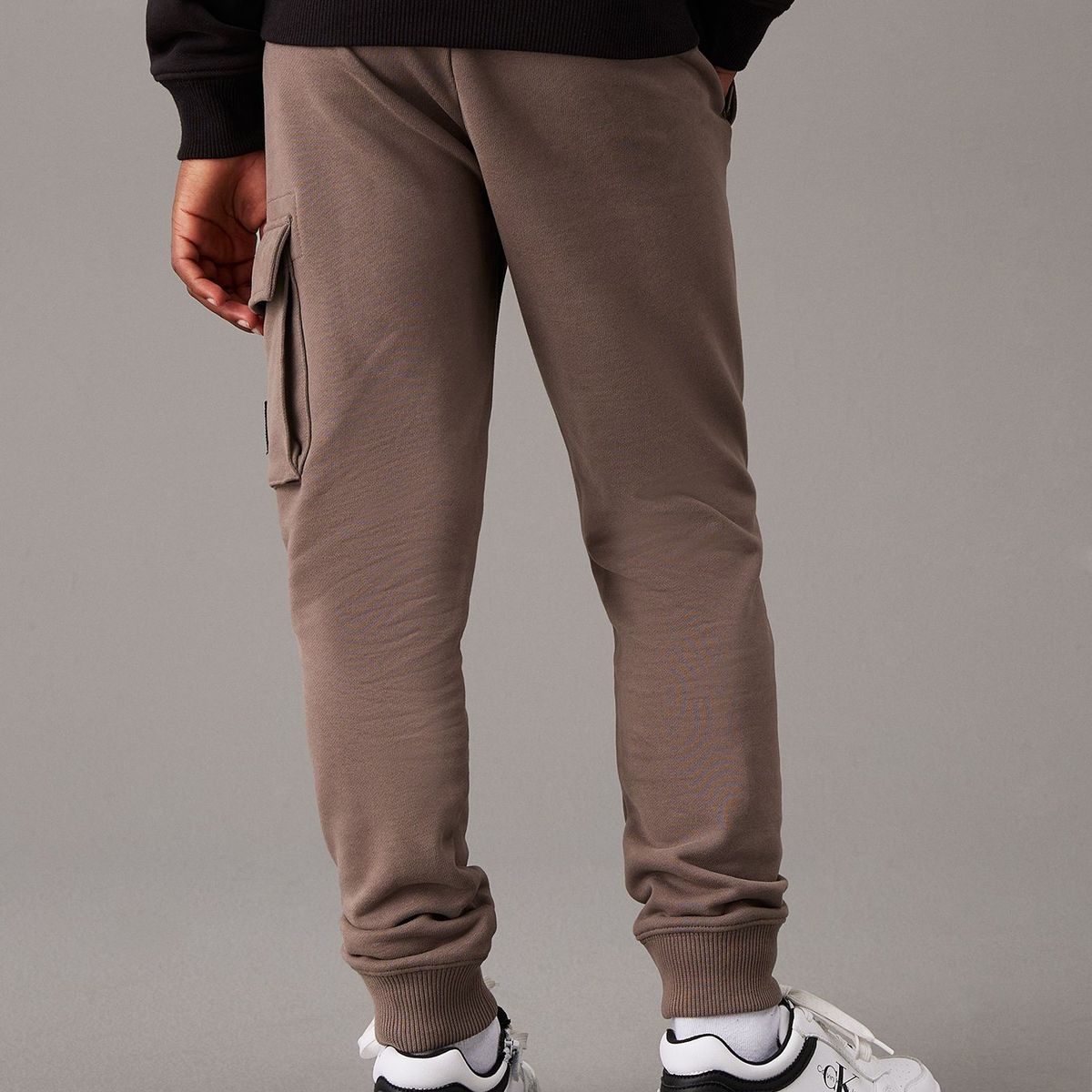 CALVIN KLEIN - Jogger Niño Badge Relaxed Marrón Calvin Klein