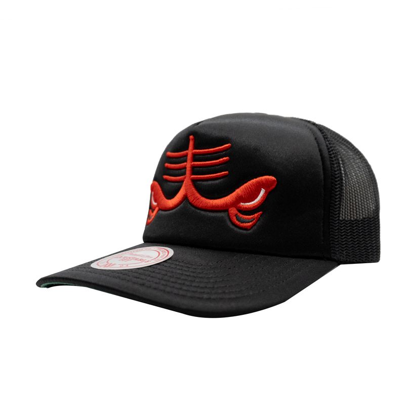 MITCHELL & NESS - Gorra Mitchell & Ness NBA Logo Remix Trucker Bulls Negro