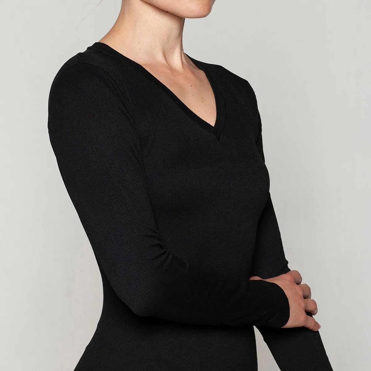 MONARCH - Polera Esencial Acanalado Escote V Negro Monarch