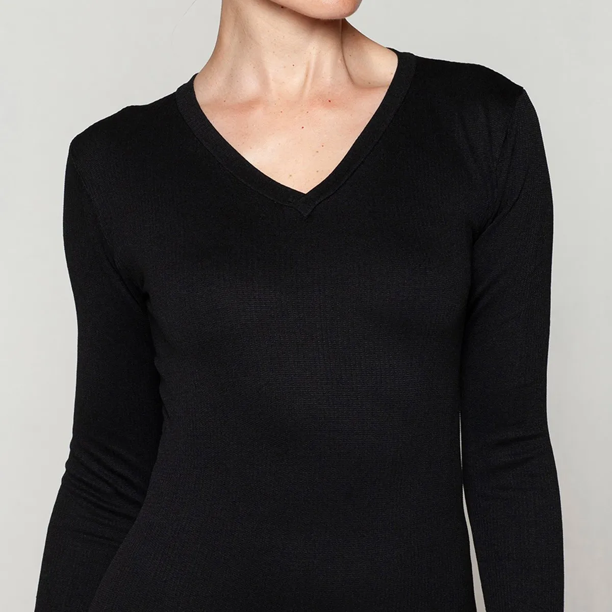 MONARCH - Polera Esencial Acanalado Escote V Negro Monarch