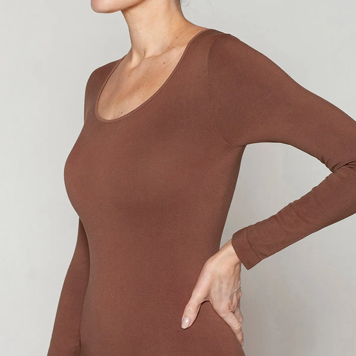 MONARCH - Polera Esencial Manga Larga Café Monarch