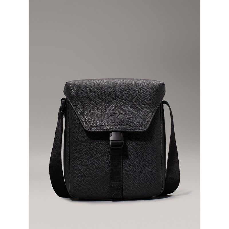 CALVIN KLEIN - Bolso Reporter Over Webbing Negro Calvin Klein