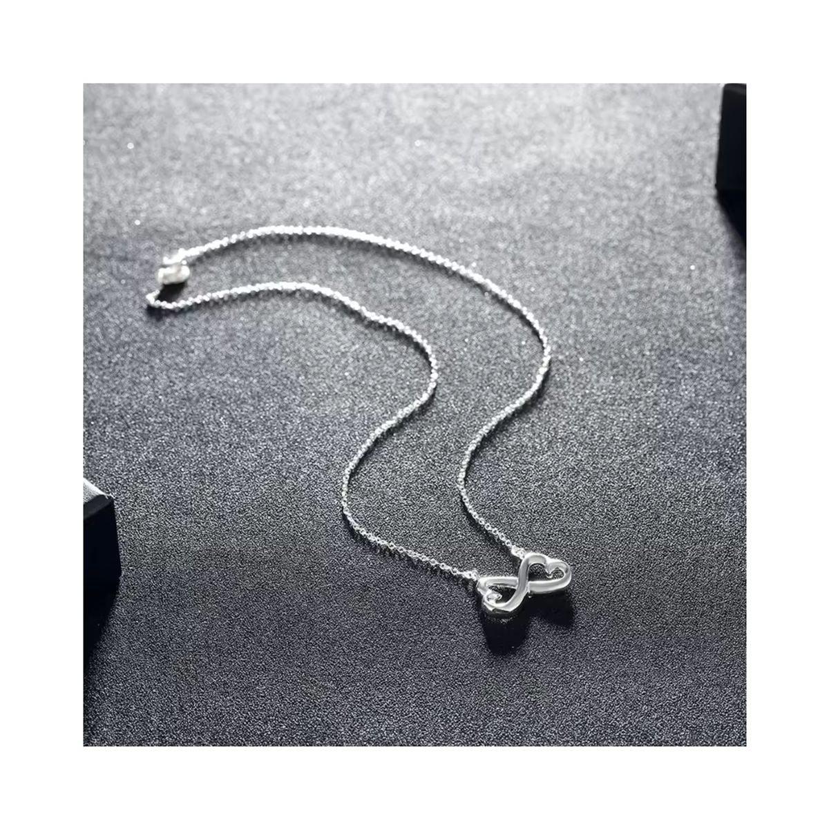 GENERICO - Collar Plateado Con Colgante Infinito