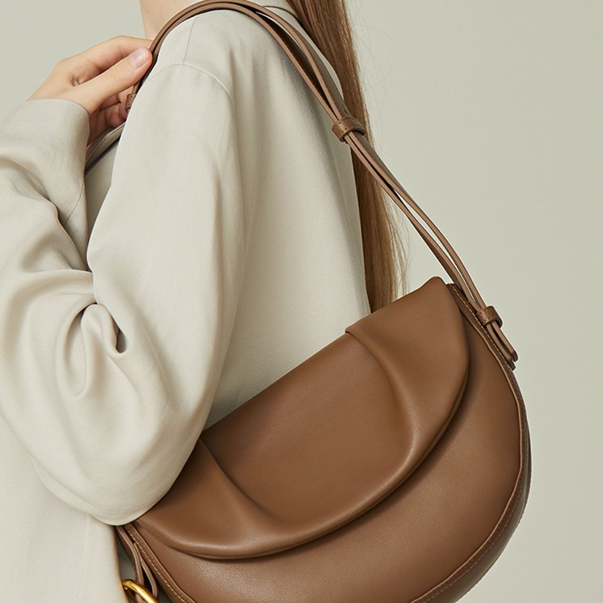 PUREPOWER - Bolso bandolera Niche de piel de vacuno con pliegues en las axilas