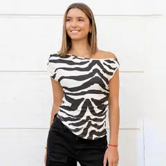 ME QUIERE MUCHO POQUITO NADA - Polera Mujer Cebra Asimétrica Fruncida Estilo Urbano - Kenia - MQM