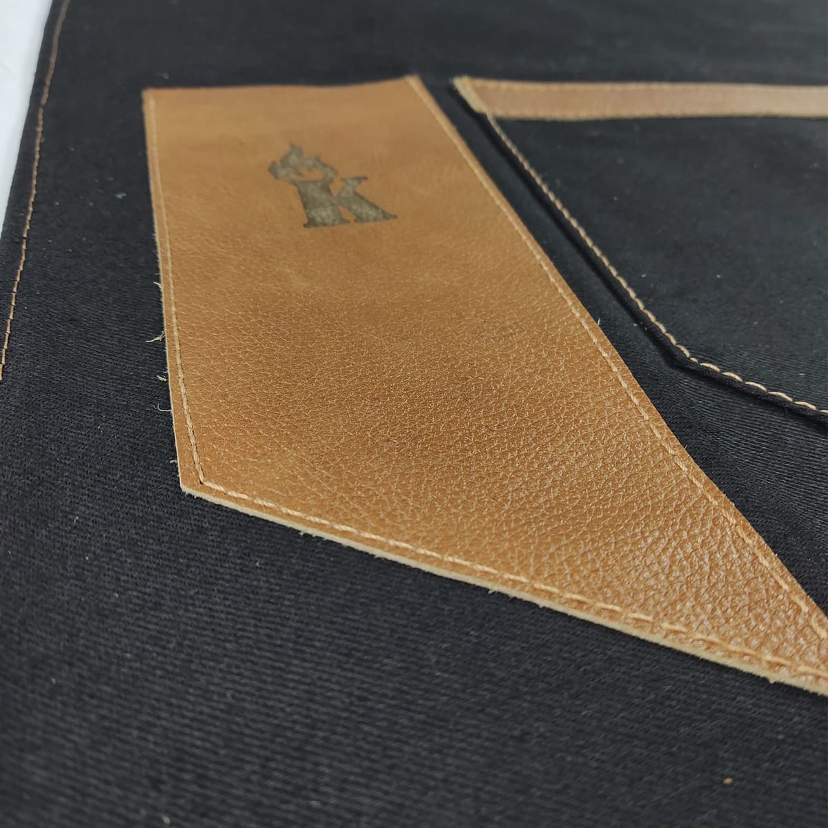 KANGKAWE - Pechera Parrillera De Jeans Con Cuero