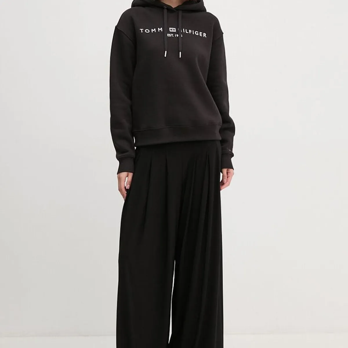 TOMMY HILFIGER - Polerón Hoodie Con Logo Bordado Negro Tommy Hilfiger