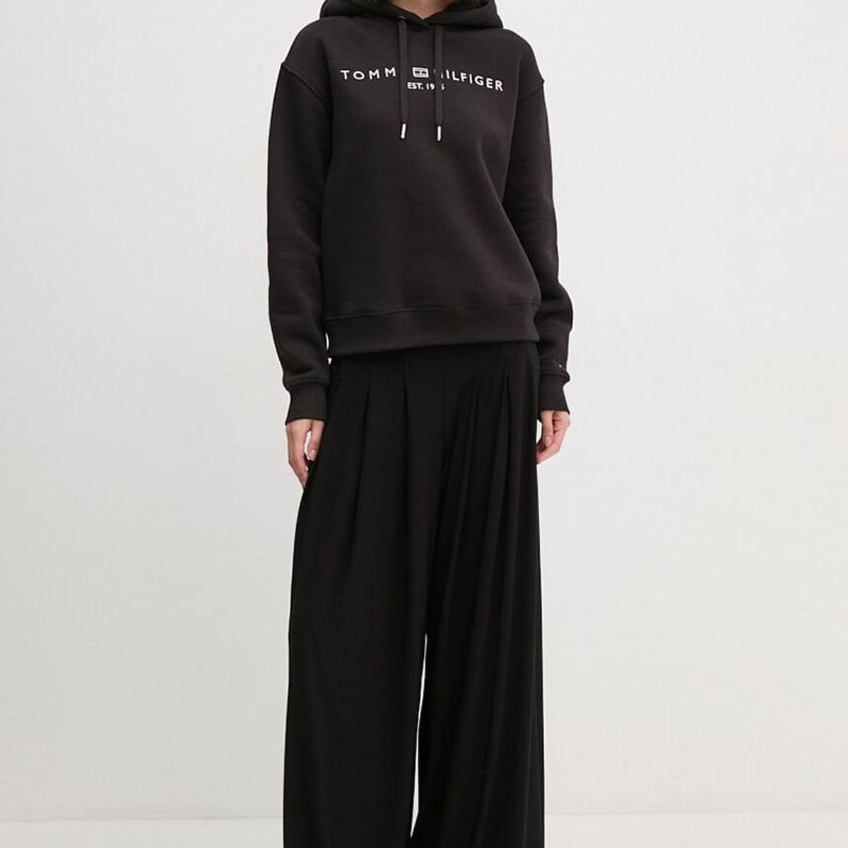 TOMMY HILFIGER - Polerón Hoodie Con Logo Bordado Negro Tommy Hilfiger