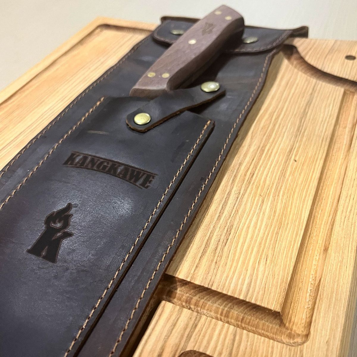 KANGKAWE - Set Parrillero Tabla + Cuchillo Con Funda De Cuero Café