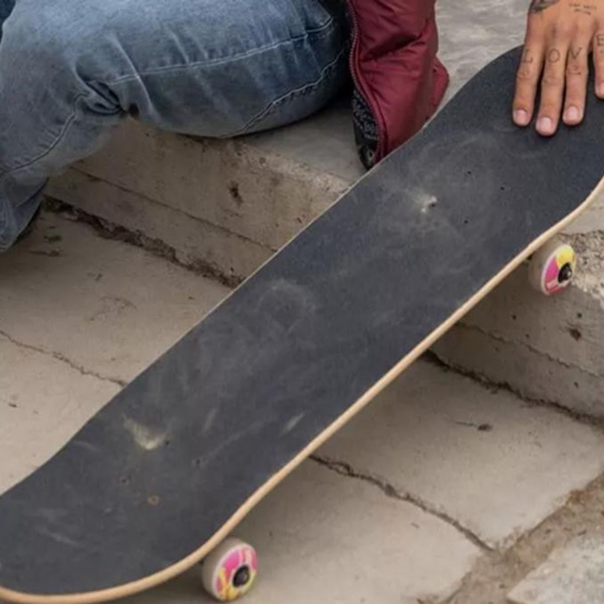 GENERICO - Lija skate grano fino adhesiva antiglobos 33x9 negro