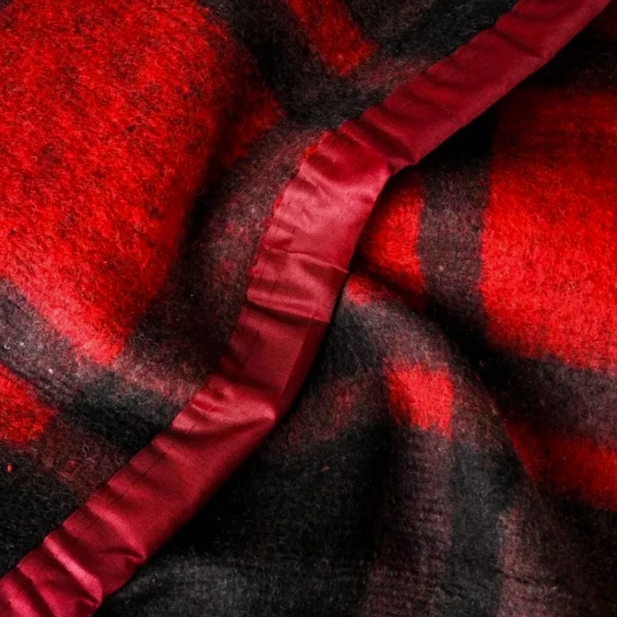 ILLUSIONS - Frazada Eco Jacquard Cannon (Apto 1 Pl Y 1.5) ESCOCES GRIS ROJO