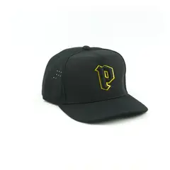 TRIPLE PLAY - Gorra Bordada Piratas letra P negra