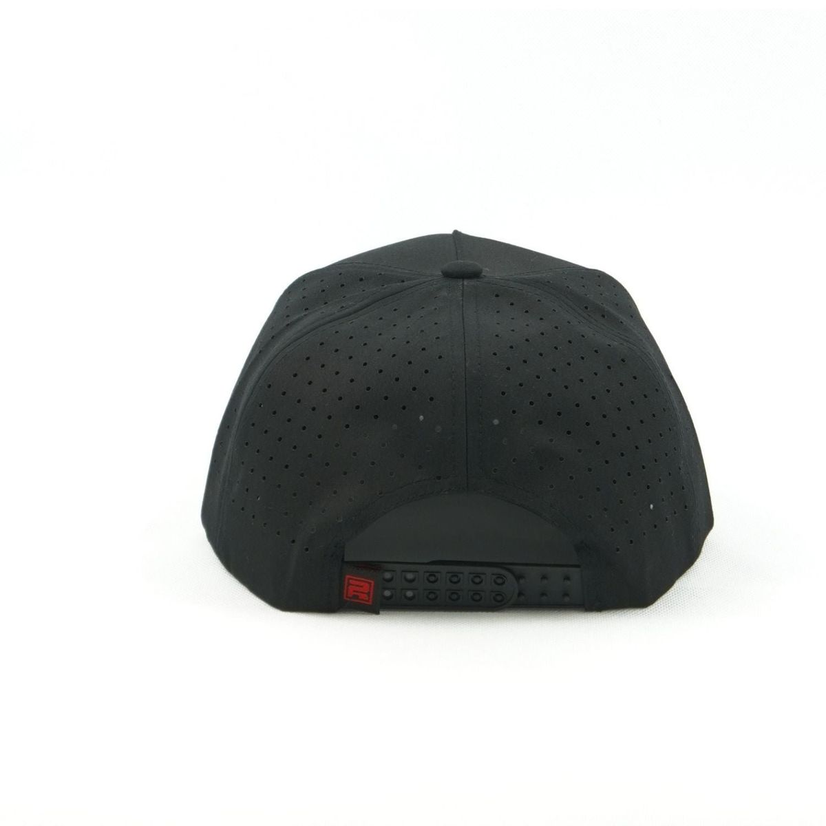 TRIPLE PLAY - Gorra Triple Play Bordada Piratas letra P negra