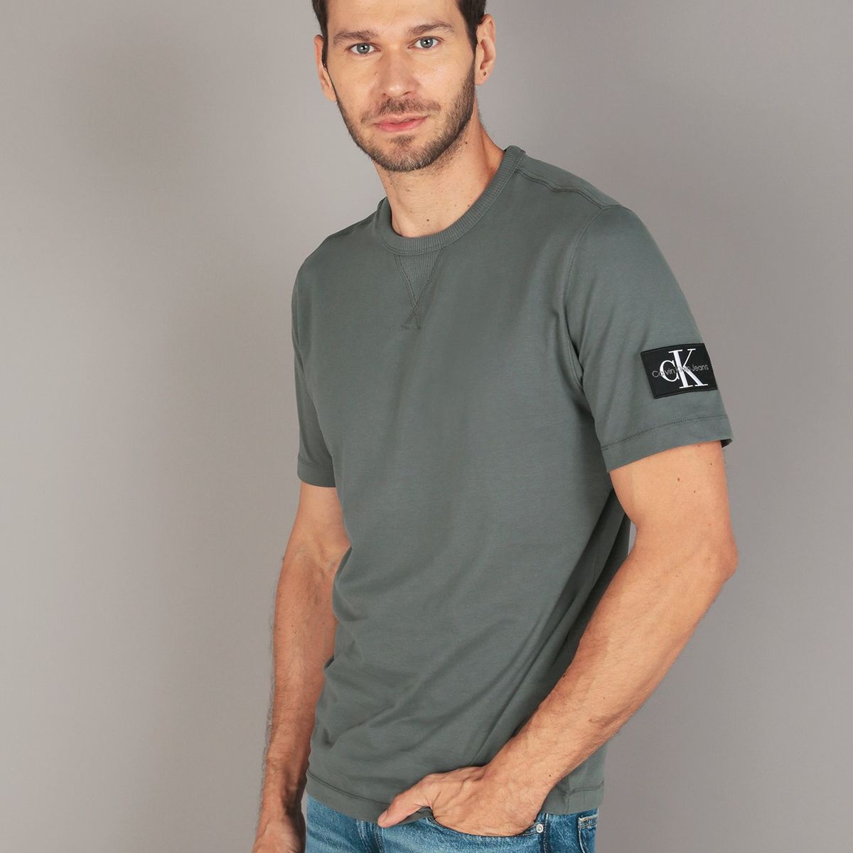 CALVIN KLEIN - Polera Badge Regular Verde Calvin Klein