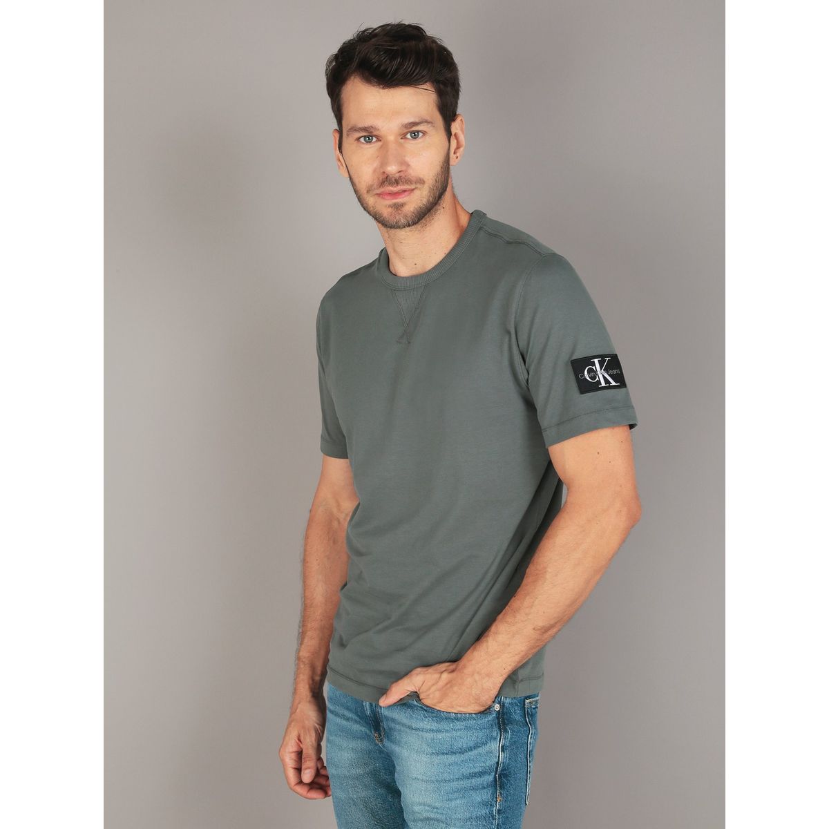 CALVIN KLEIN - Polera Badge Regular Verde Calvin Klein