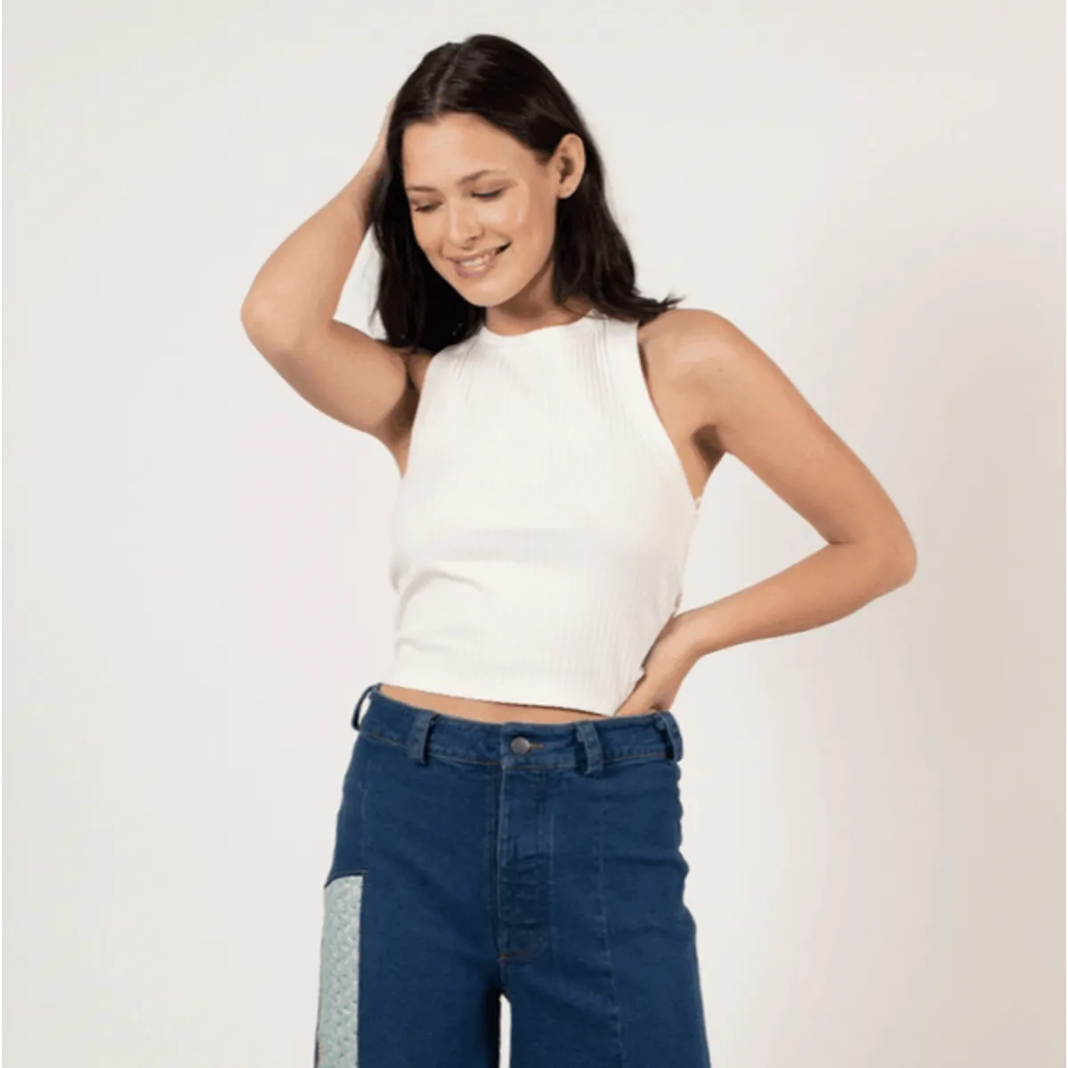 ME QUIERE MUCHO POQUITO NADA - Crop Top Blanco con Diseño Cruzado y Amarras - MQM