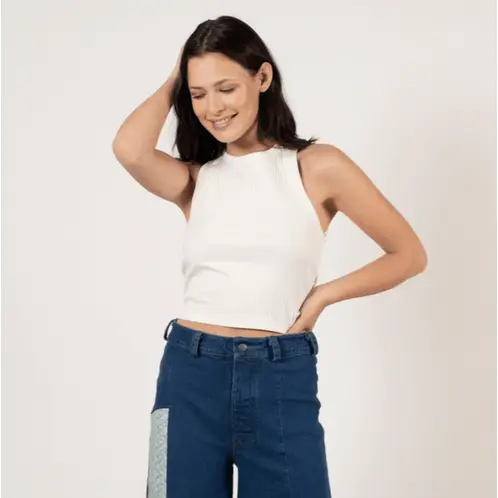 ME QUIERE MUCHO POQUITO NADA - Crop Top Blanco con Diseño Cruzado y Amarras - MQM