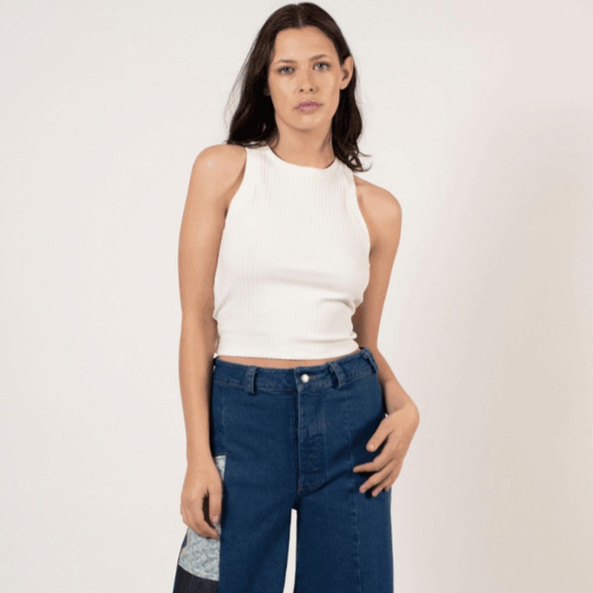 ME QUIERE MUCHO POQUITO NADA - Crop Top Blanco con Diseño Cruzado y Amarras - MQM