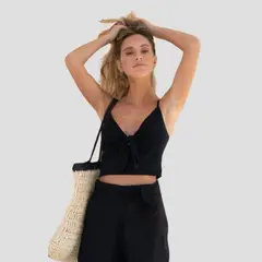 ME QUIERE MUCHO POQUITO NADA - Crop Top Negro con Lazo Ajustable - Popeye - MQM