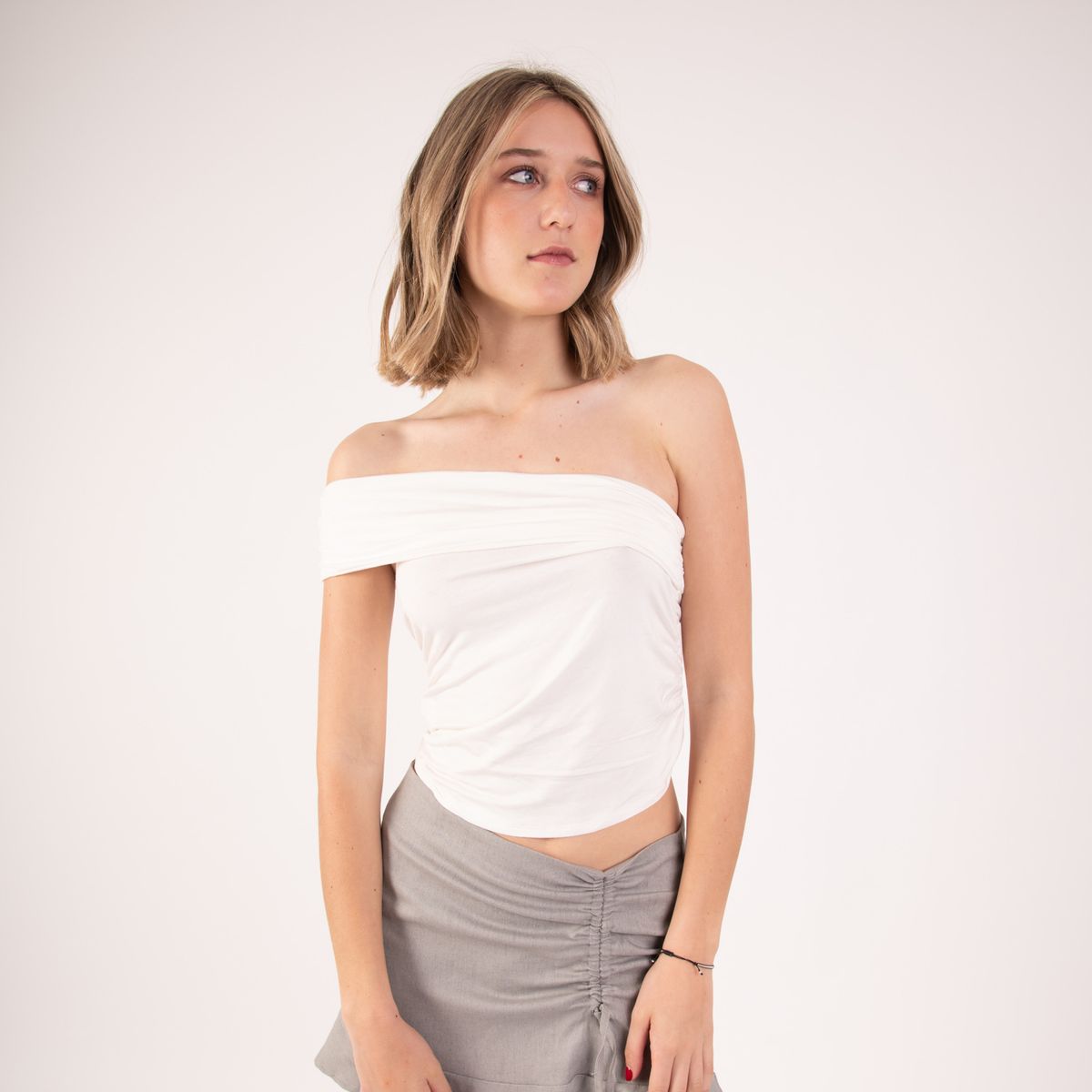 ME QUIERE MUCHO POQUITO NADA - Polera Blanca Cruzada con Hombro Descubierto - Romana - MQM