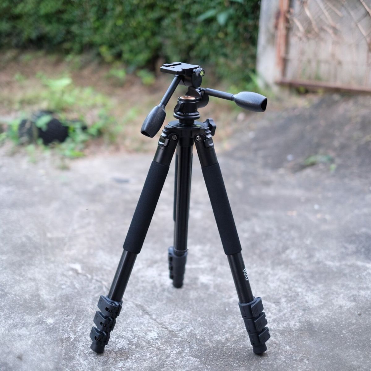 ANGELES DEL HOGAR - TRÍPODE PROFESIONAL PARA CELULAR Y CÁMARAS UNIVERSAL